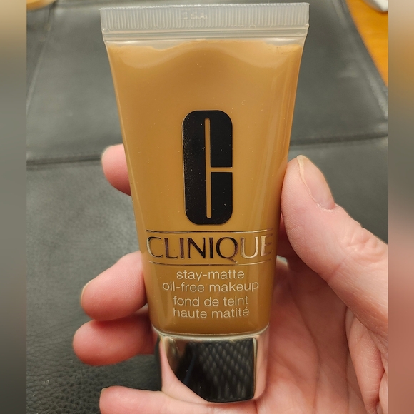 Clinique Stay-Matte Oil-Free Makeup in 19 Sand - Picture 6 of 8